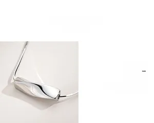 Détail macro du pendentif géométrique torsadé en argent avec finition polie sur la chaîne