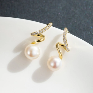 Boucles d'oreilles spirale dorées avec zircons incrustés et perles blanches rondes