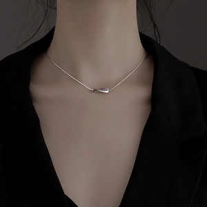 Collier Pendentif Barre Géométrique Torsadée en Cuivre pour Femmes Élégante Chaîne Serpent Plaqué Or Argent Bijoux Cadeau