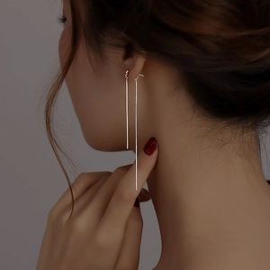 Boucles d'oreilles pendantes longues en argent S925 présentées de profil sur mannequin