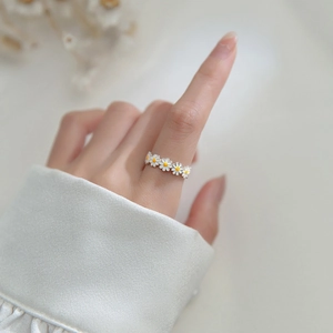 925 silver daisy flower ring with white petals and yellow centers in open design for women