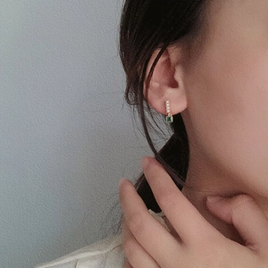 925 silver earrings with green emerald zircon and pearls worn by a model