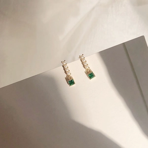 Elegant 925 silver drop earrings with four white pearls and a square emerald zircon stone