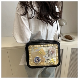 Detail einer schwarzen Ita Bag mit klarem PVC-Fenster für DIY-Display und Anime-Badge-Layout