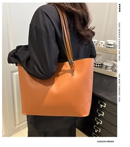 Détail du grand sac cabas en cuir caramel avec de longues anses dans un décor quotidien