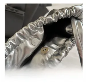 Gros plan d'un sac cabas argenté avec cuir synthétique plissé et fermoir magnétique