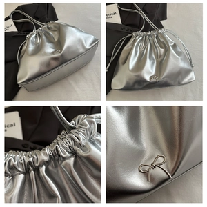 Détails du sac argenté à cordon avec boucle noeud papillon et texture plissée chic