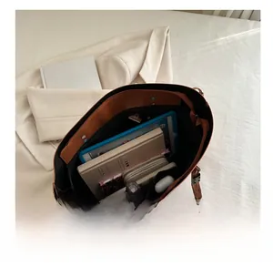 Vue de dessus de l'intérieur du cabas montrant sa grande capacité pour iPad et accessoires