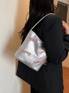 Silberne Schleifen-Eimertasche für Damen mit schicken rosa Bändern und Metallic-Finish