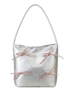 Silberne Beuteltasche mit rosa Schleifen-Details und schmalem Schulterriemen auf Weiß