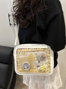 Sac Ita blanc en PU avec fenêtre transparente et badges anime porté en bandoulière