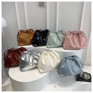 Détail de sacs seaux à cordon avec nœuds métalliques déclinés en huit coloris tendance