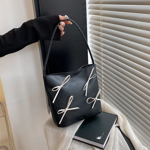 Sac cabas noir minimaliste avec nœuds crème, idéal pour un style élégant au quotidien
