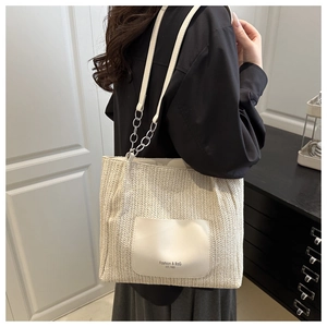 Detail der PP-Webtasche mit Ledertasche und silbernem Ketten-Schultergurt