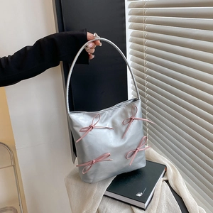 Sac fourre-tout argenté métallisé avec nœuds roses dans un cadre de style de vie élégant