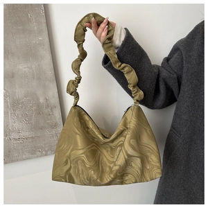 Detail der olivgrünen Hobo-Tasche mit Marmordruck und gerafftem Griff im Scrunchie-Stil