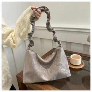 Detail der Satin-Schultertasche mit Marmordruck und geriffeltem Cloud-Schultergurt