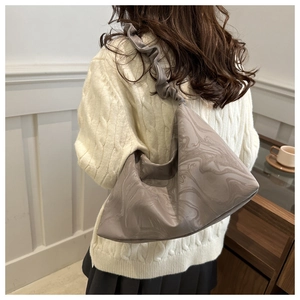 Detail der taupefarbenen Hobo-Tasche mit Marmortextur und modischem Scrunchie-Griff