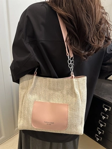 Schicke gewebte Tote Bag mit rosa Ledertasche und Kettenriemen für die Sommerfashion 2025