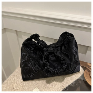 Detailansicht der schwarzen Cloud-Bag mit weicher Faltenstruktur und Satin-Finish