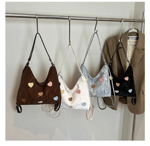 Detailanzeige von vier Hobo-Taschen mit Herz-Patches in verschiedenen Farben