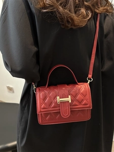 Elegante rote gesteppte Umhängetasche für Damen mit Goldverschluss und Tragegriff