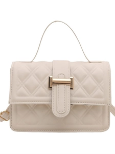 Elegante elfenbeinfarbene Stepptasche mit goldener Schnalle und Tragegriff oben