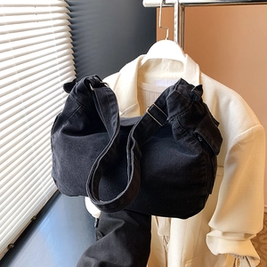 Borsa a tracolla in denim nero minimalista con tracolla larga e tasca laterale utile