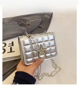 Vue détaillée du sac bandoulière argenté matelassé avec étoile en strass et chaîne