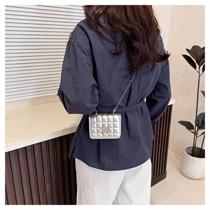 Détail du sac bandoulière argenté métallisé avec texture diamant et étoile