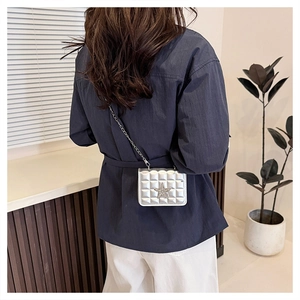 Mini sac argenté matelassé avec logo étoile en cristal porté en bandoulière