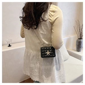 Détail du mini sac matelassé noir avec étoile scintillante et bandoulière chaîne