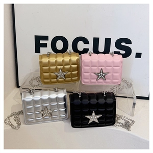 Détails de mini sacs matelassés avec étoile en strass disponibles en quatre coloris