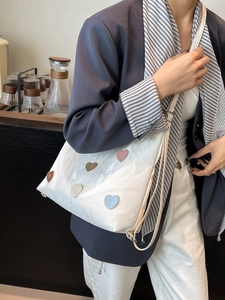 Weiße Umhängetasche mit bunten Herz-Patches und verstellbarem Schultergurt für Damen