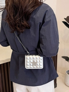 Sac bandoulière argenté matelassé pour femme avec emblème étoile étincelant