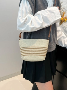 Sac à bandoulière en paille tissée chic avec rayures marron pour la plage et le quotidien