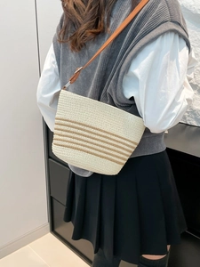 Sac bandoulière en paille tressée avec rayures marron et bandoulière en cuir