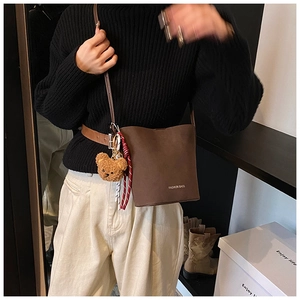 Braune Beuteltasche aus Wildleder mit Teddy-Anhänger und modischem Schriftzug-Detail