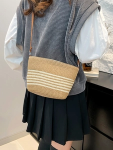 Sac bandoulière en paille à rayures blanches et bandoulière en cuir pour la plage