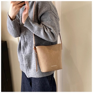 Nahaufnahme der khakifarbenen matten Beuteltasche mit Fashion Bags Aufdruck und Gurt