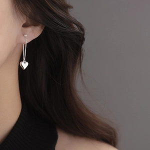 Élégantes boucles d'oreilles cœur en argent avec de longs pompons pour un look épuré