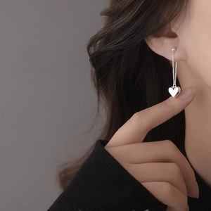 Élégantes boucles d'oreilles cœur S925 en argent avec longues chaînes portées par un mannequin