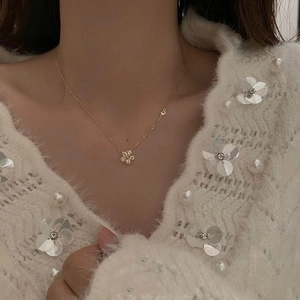 Collana con Pendente a Fiore in Zircone Dolce Catena a Clavicola in Rame Placcato Oro Argento Gioielli Eleganti Donna