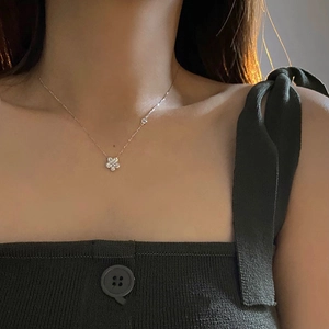 Dettaglio della collana a fiori in argento S925 con ciondolo in zircone su catena sottile
