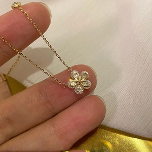 Vista ravvicinata di una delicata collana a fiore in argento S925 con cristalli zirconi