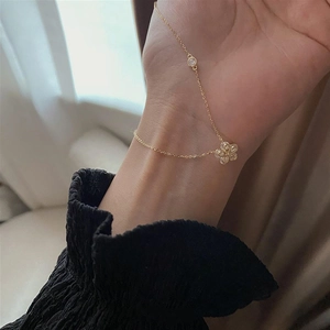Elegante collana a fiore in argento S925 dorato con zirconi avvolta intorno al polso