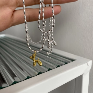 Vue à la main de colliers pendentifs chien ballon en argent sterling S925 or et argent