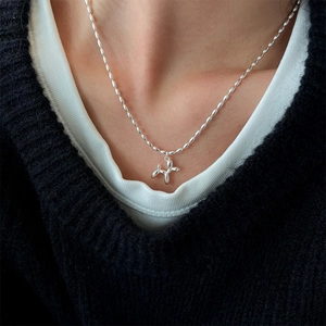 Collier pendentif chien ballon en argent S925 avec chaîne à billes sur mannequin en noir