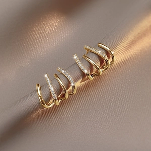 Elegante goldene S925 Silber Ohrringe mit vierreihigem Design und funkelndem Zirkonia