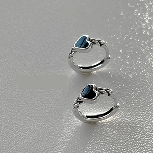 S925 silver retro hoop earrings with black heart charms and twisted rope texture design